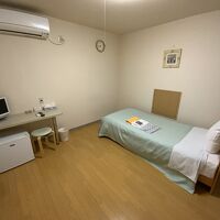 部屋の様子。この他玄関もあり、ビジホとしては規格外の広さ。