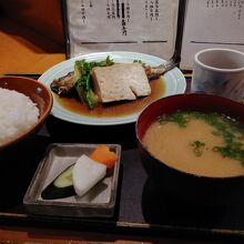 メバルの煮つけと〆のご飯セット。