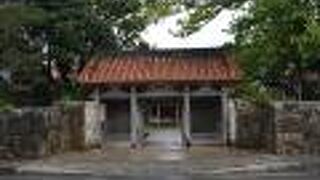 沖縄最古の寺院の山門には、沖縄最古の木彫り像の仁王像が鎮座しています