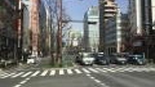 梅田＝なんば　を結ぶ。　南方　への一方通行道路。