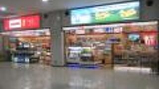 制限エリア内のショップは搭乗前に混雑することがあります