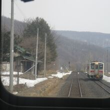 下白滝信号場では、快速きたみと列車交換。