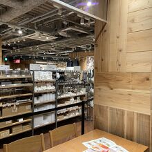 ロープの向こうは無印良品のお店