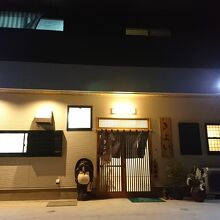 正面入り口（この店先に駐車スペースがあります。）