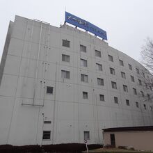 船をイメージしたバブリーな建物。