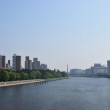 八潮橋から見る京浜運河緑道公園