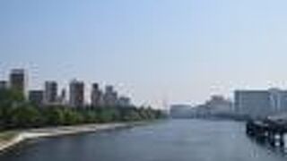 京浜運河沿いにある緑豊かな公園