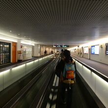 バゲージクレームまでムービングサイドウォークで移動