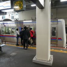 京成高砂駅で向かいのホームの京成本線に乗り換えます