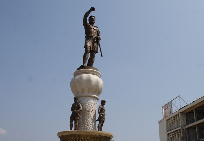 アテネに勝利した古代マケドニア王国の王の像がある広場