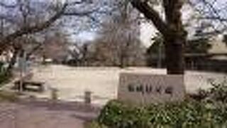 街中に、ポツンとある公園