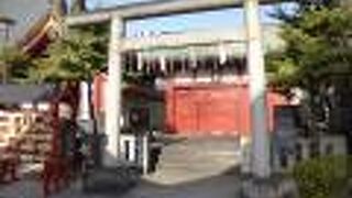 社殿の前に大きな桶が