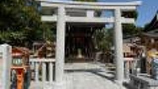 大国さんと白うさぎが神前に