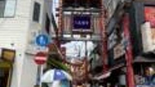 美味しいお店が並ぶ通りの南北に！