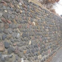 この石垣風の外壁が往時を偲ばせてくれました