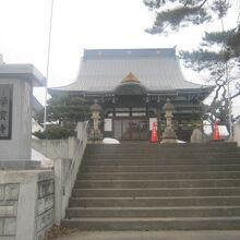 本堂と石段の様子