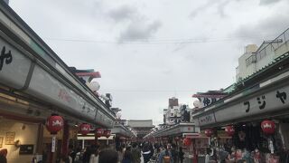 雷門から浅草寺へつづく