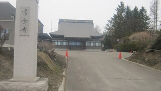 境内は案外広々としています