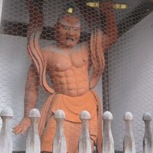 山門にいらっしゃる仁王様（阿形）の様子
