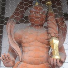 山門にいらっしゃる仁王様（吽形）の様子