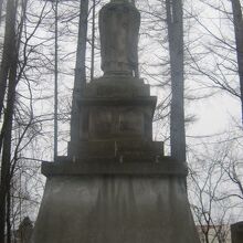 高台寺を開創した宏選種貞大和尚の立像の様子