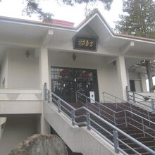 本堂はあれっ？って感じの建物です( ´∀｀ )。