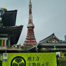 対象的な建築物が見える