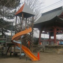 鐘楼の脇に遊具、この混沌とした風情がたまらない！