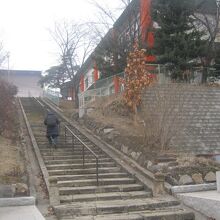 南側からはこちらの石段を登ってアクセスします