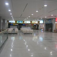 人が全くいない２F出発ロビーの様子