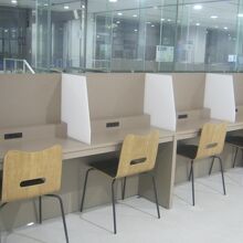 制限エリア内には電源席も用意されています