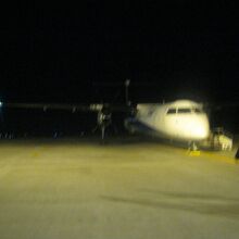 小型機まで歩いて搭乗しました。