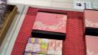 シンプルでスッキリとした現代的な店舗