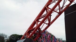 風に乗り泳ぐこいのぼり