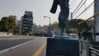 阿波おどりのブロンズ像があります。