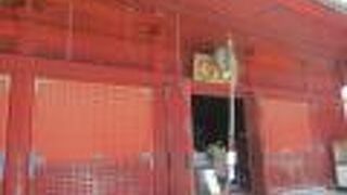 朱色が美しい観音堂