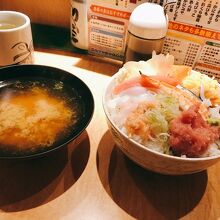 季節の魚丼大盛にお椀つき