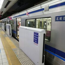 きた～。青と水色のラインの北総鉄道の自社車両