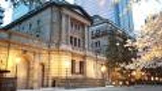 桜並木の通りにある、銀行の銀行☆