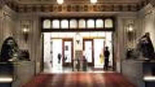 入口に鎮座するライオン像☆