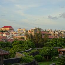 漏刻門のまえから那覇の街を