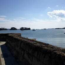 多数の小島の観光向けに遊覧船がまわっています