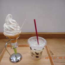 ソフトクリームと麹ドリンク