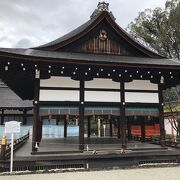 川の上に建つ建物