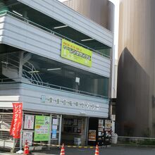 この建物の1階で借りられます