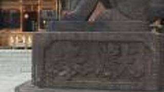 階段の上から銀杏木紅葉