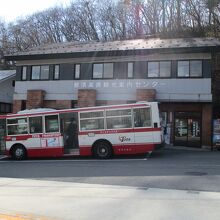 右手に進むと足湯もあり