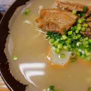 ツルツルちぢれ麺と白濁美味スープ