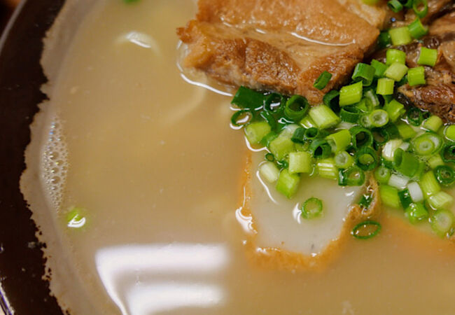 ツルツルちぢれ麺と白濁美味スープ