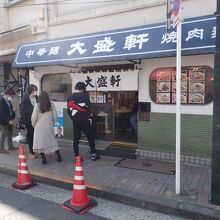 何人かが店頭で席が空くのを待っていた